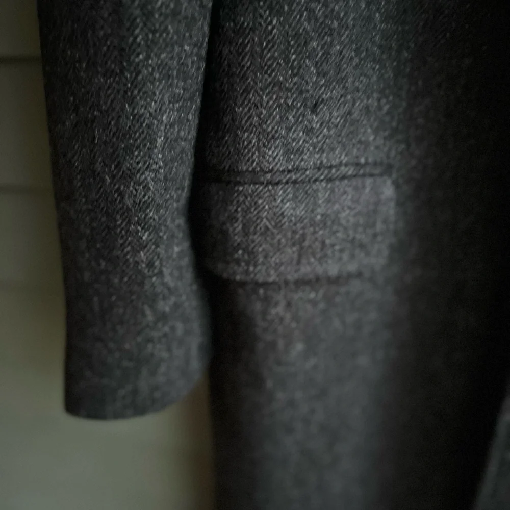 Handsome Gray Herringbone Tweed 100% Wool Long Coat  With Velvet Collar - Picture 9 of 12
